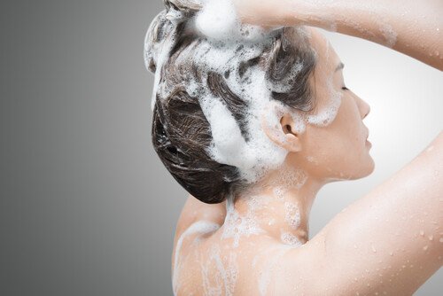 How to Properly Wash Your Hair: Step-by-Step Guide (2026)