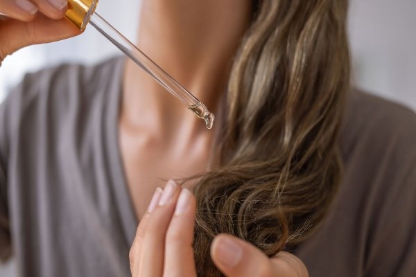 How to Apply Oil to Hair: Step-by-Step Guide (2026)